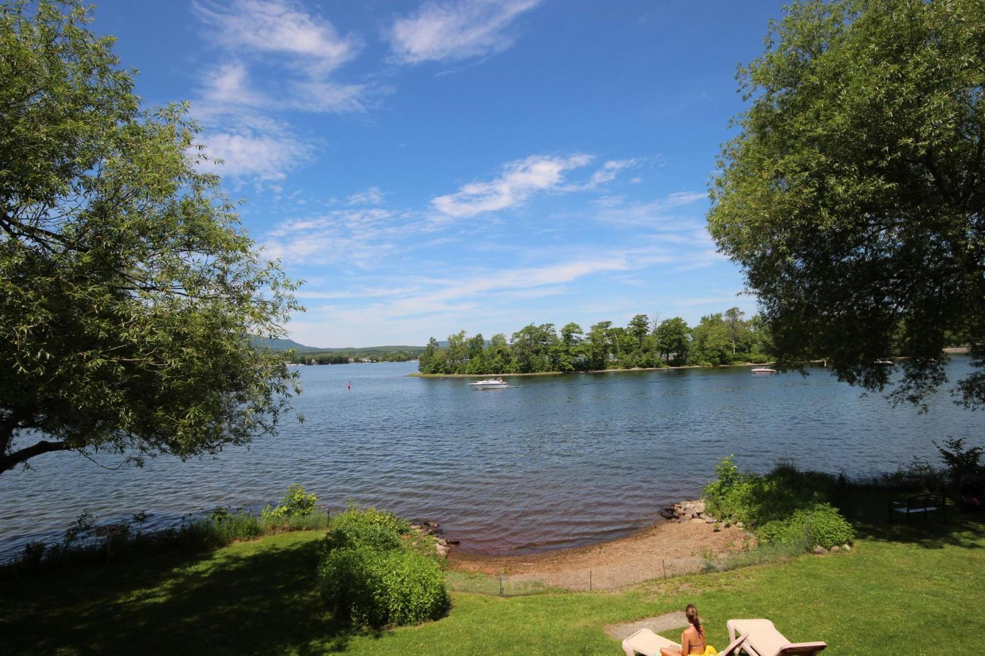 Location Tourisme Estrie - Oberge Du Village Magog Екстериор снимка