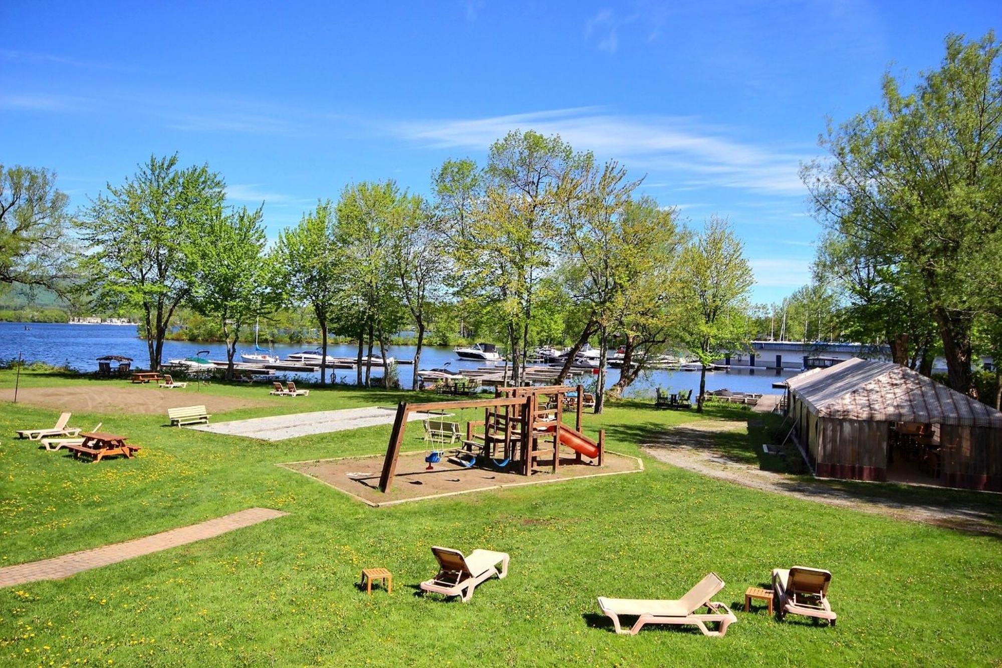 Location Tourisme Estrie - Oberge Du Village Magog Екстериор снимка