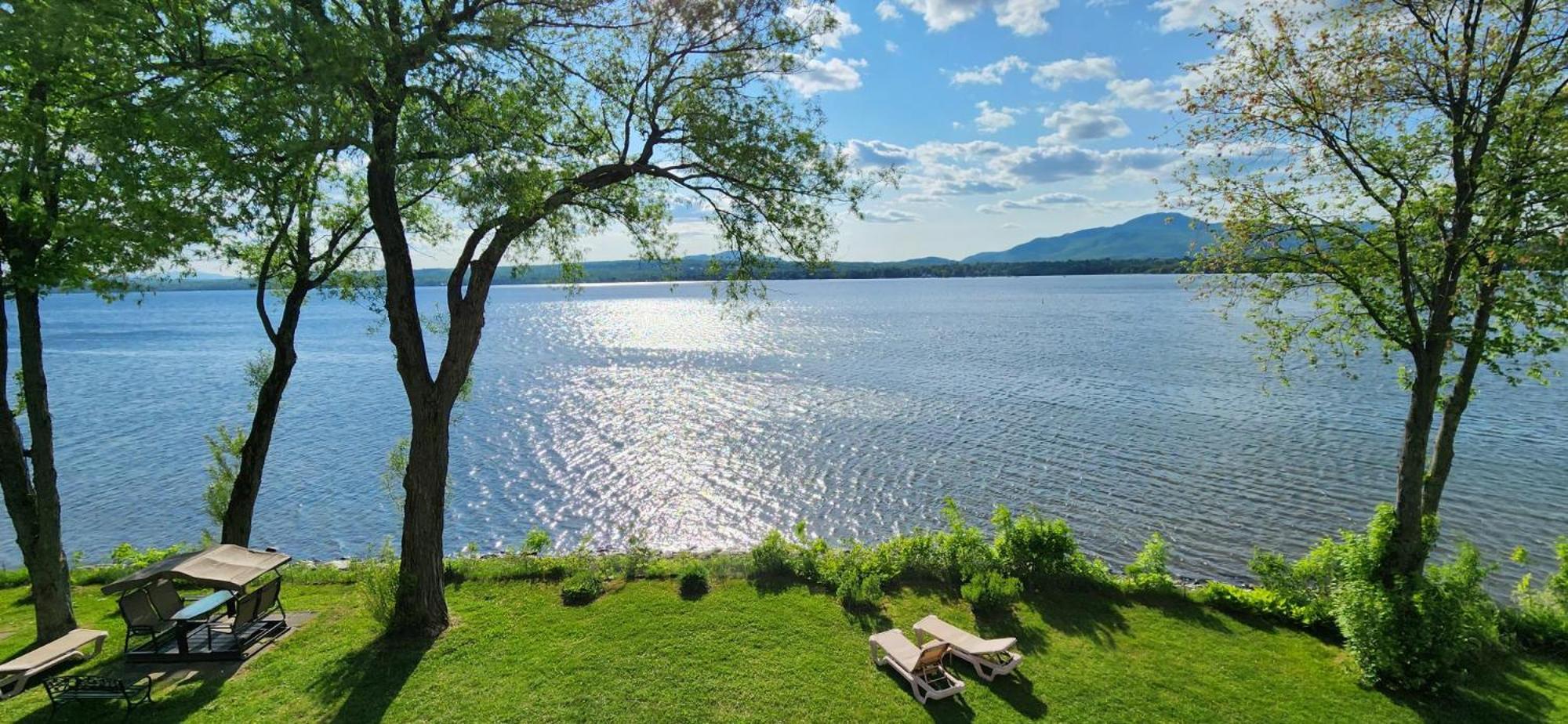 Location Tourisme Estrie - Oberge Du Village Magog Екстериор снимка